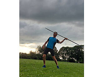 Speerwurftechnik vom Übungsleiter erklärt